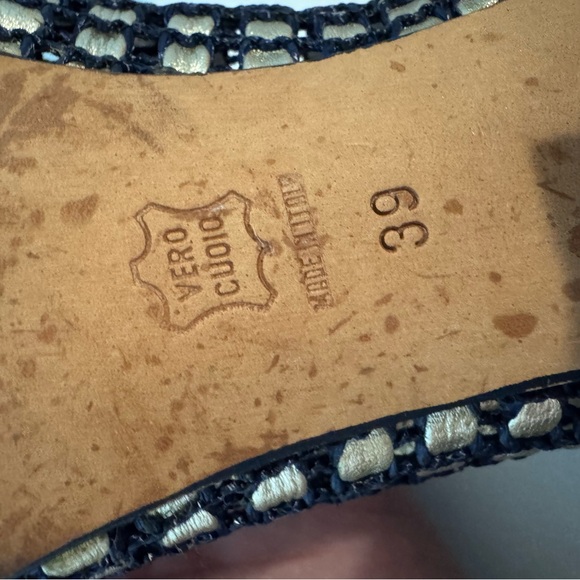 Elegant Black and Gold Women's Shoes - Picture 4 of 4